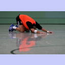 Trainingslager 2005: THW-Neuzugang Pelle Linders kniet mit gesenktem Kopf ersch�pft am Boden.