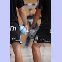 Trainingslager 2005: Impressionen: Zwei Spieler halten l�ssig je einen Ball.