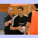 Trainingslager 2005: THW-Trainer Noka Serdarusic (links) erl�utert seinem Kapit�n Stefan L�vgren das taktische Spiel.