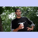 Trainingslager 2005: Neuzugang Nikola Karabatic h�lt nach dem Morgenlauf um den M�hlenteich ersch�pft einen Becher in der Hand.