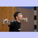 Trainingslager 2005: THW-Kapit�n Stefan L�vgren stemmt beim Krafttraining eine Eisenstange.