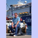 Alfred Gislason am Kieler Hindenburg-Ufer, im Hintergrund die Color Magic.