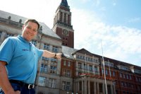 Alfred Gislason vor dem Kieler Rathaus-Balkon.