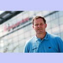 Alfred Gislason vor der Sparkassen-Arena Kiel.