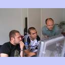 Foto-Shooting 2009: Igor Anic schaut seine Bilder an.