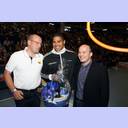 Unser-Norden-Cup 2009: coop-Vorstandssprecher Gerd M�ller, Daniel Narcisse und THW-Manager Uli Derad.