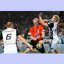 Henrik Lundstr�m und Aron Palmarsson gegen Jan-Hendrik Behrends.