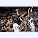 Nikola Karabatic und Filip Jicha verteidigen gegen Jerome Fernandez.