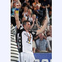 Stefan L�vgren pr�sentiert die Schale.