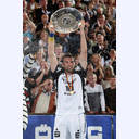 Stefan L�vgren pr�sentiert die Schale.