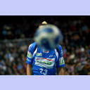 Pascl Hens wird vom Ball verdeckt.