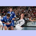 Marcus Ahlm wird von Tonci Valcic unfair gestoppt.