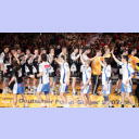 Abklatschen der Teams.