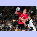 Karabatic attackiert Casanova.