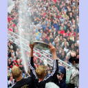 Der Meister und Pokalsieger auf dem Balkon.