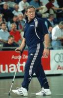 Noch an Kr�cken: Noka Serdarusic