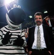 Bundestrainer Heiner Brand mit THW-Maskottchen Hein Daddel.