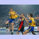 Boquist passt auf Ahlm, Petersen st�rt.