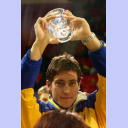 Interims-Kapit�n Marcus Ahlm mit der Trop�he.