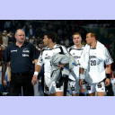 Schwerins Trainer Peter Pysall mit THW-Spielern.