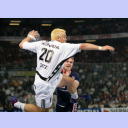 Christian Zeitz setzt zum Torwurf an, im Hintergrund Joachim Boldsen.