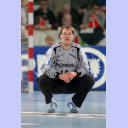 THW-Torwart Mattias Andersson kniet vor seinem Tor.