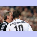 THW-Trainer Noka Serdarusic spricht seinem Kapit�n Stefan L�vgren an der Seitenlinie Anweisungen ins Ohr.