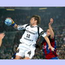 Kiels Kapit�n Stefan L�vgren wird von Iker Romero attackiert.