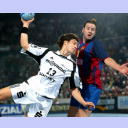 Kreisl�ufer Marcus Ahlm setzt sich gegen Iker Romero durch und kommt frei zum Torwurf.