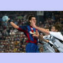 Frode Hagen greift Lars Krogh Jeppesen an.