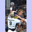 Wallaus Markus Ro�meier �berspringt Abwehrspieler Klaus-Dieter Petersen.