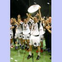 Geschafft! THW-Kapit�n Stefan L�vgren reckt die Meisterschale nach dem Spiel in D�sseldorf in die H�he. Die Mannschaft jubelt.