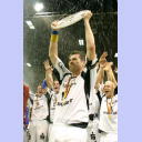 Geschafft! THW-Kapit�n Stefan L�vgren reckt die Meisterschale nach dem Spiel in D�sseldorf in die H�he. Die Mannschaft jubelt.