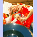 Meisterfeier auf dem Kieler Rathausplatz und wilde Gesangseinlagen. Von Links: Frode Hagen und Adrian Wagner.