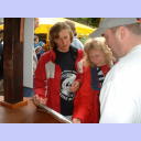 Forstbaumschule 2005: Die Fans bestaunen die Schale.