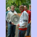 Forstbaumschule 2005: Mattias Andersson und Henrik Lundstr�m mit der Schale.