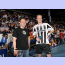 Pittis Abschied: Klaus-Dieter Petersen sorgt gemeinsam mit S�nger Lotto King Karl in der Halbzeit f�r Stimmung.