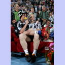 Pittis Abschied: Mitspieler Johan Petersson singt Pitti ein St�ndchen.