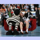 Pittis Abschied: THW-Maskottchen Hein Daddel spendet Pitti ein Trost.