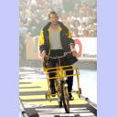 Pittis Abschied: Postbote Magnus Wislander bringt Pitti als Geschenk die Meisterschale mit.