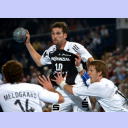 THW-Kapit�n Stefan L�vgren �berspringt die Kopenhagener Abwehr mit Kristian Meldgaard (links) und Simon Reick (rechts).