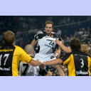 THW-Neuzugang Viktor Szilagyi wird attackiert.