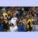 THW-Neuzugang Pelle Linders setzt sich am Kreis gegen Tobias Karlsson (links) und Nicklas Grundsten (verdeckt) durch und setzt zum Torwurf an.