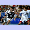 THW-Neuzugang Viktor Szilagyi setzt sich gegen Kristian Svensson (rechts) in Szene.