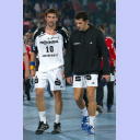 Stefan L�vgren und Adrian Wagner verlassen nach dem THW Sieg das Spielfeld.