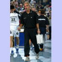 Mannschaftsarzt Dr. Detlev Brandecker bei der Arbeit. Im Hintergrund ist Nikola Karabatic zu sehen.