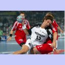 Marcus Ahlm setzt sich im Angriff gegen den Melsunger Markus Pregler durch.