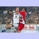 Viktor Szilagyi wird beim Wurf unfair von Melsungens Predrag Kontic gestoppt.