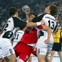 Grigorios Sanikis vom MT Melsungen wird von Nikola Karabatic (links) und Marcus Ahlm (rechts) in die Zange genommen.