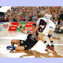 Nikola Karabatic wird von Flensburgs Abwehrspieler Michael V. Knudsen attackiert und zu Fall gebracht.